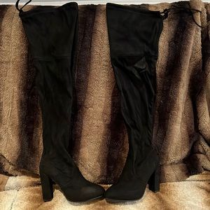 Thigh high suede boots. black. Size 9. New.